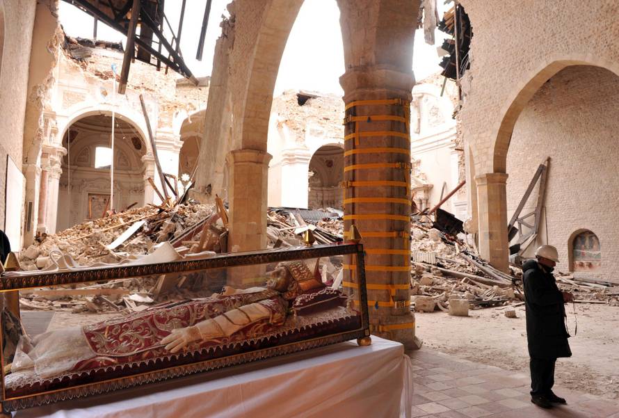 L'Aquila: Papa Joseph Ratzinger posjetio potresom teško stradalu pokrajinu u Italiji
