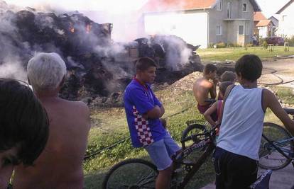 Vinkovci: Požar slame na traktoru zapalio automobil