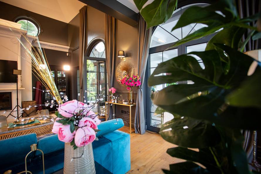 U ovoj će se vili djevojke boriti za naklonost novog Gospodina Savršenog, zavirite u interijer