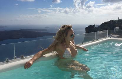 Posao i zadovoljstvo: Sonja Kovač uživa na Santoriniju