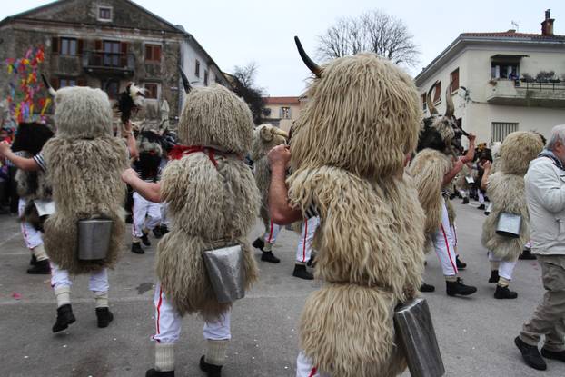 Rijeka: Doček Halubajskih zvončara u centru grada