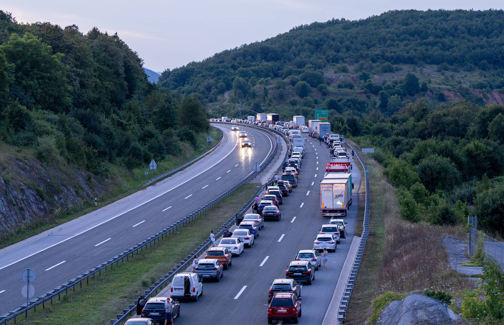 U prometnoj nesreći na A1 kod Otočca kombi i osobno vozilo završili na krovu