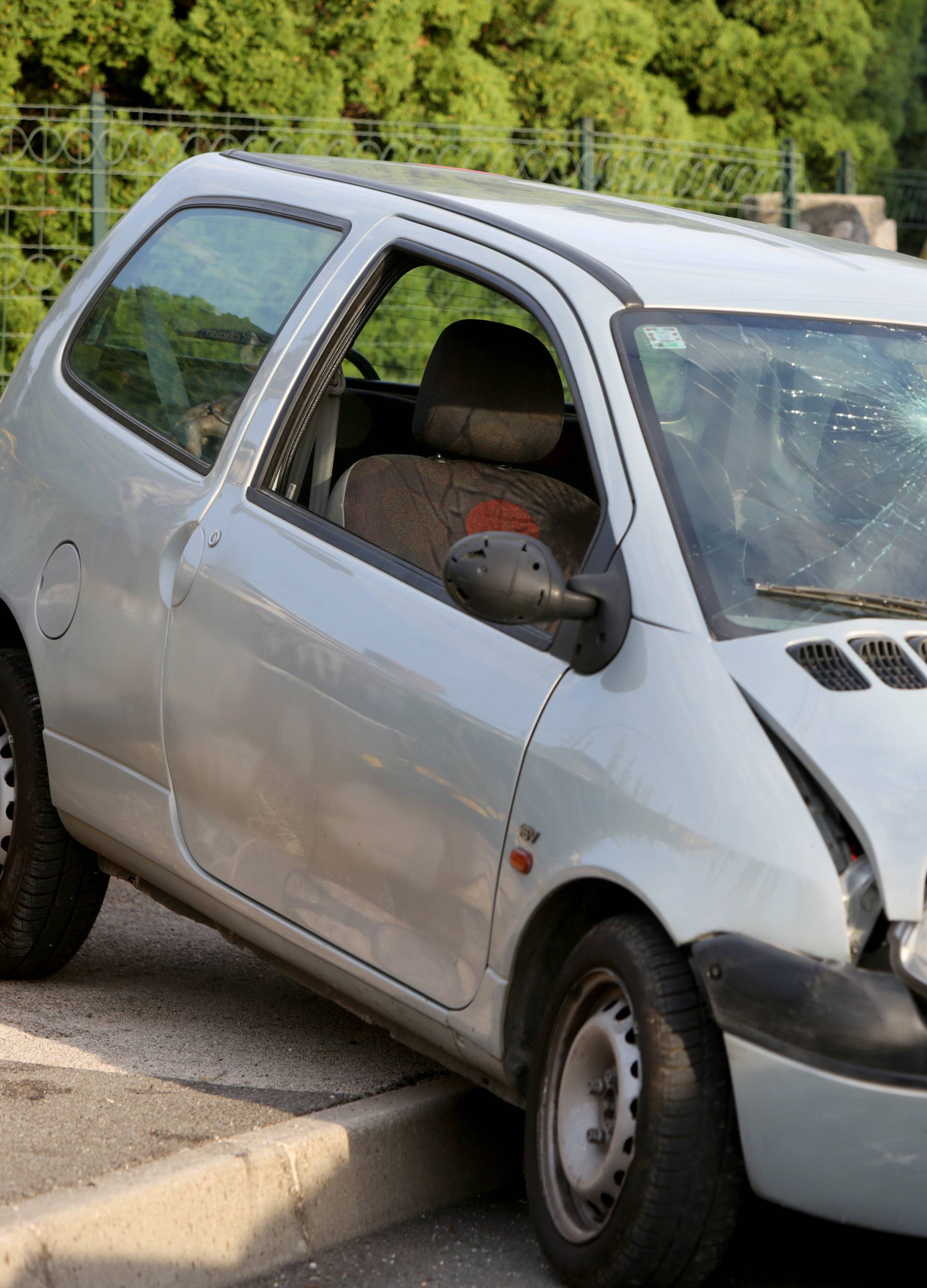 Četvero ljudi je ozlijeđeno u sudaru dva automobila u Rijeci