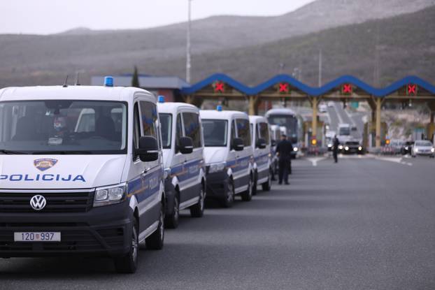 Dugopolje: Dolazak navijača na naplatne kućice gdje ih čeka policija 