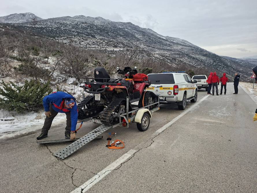 FOTO Zapeli su na zatvorenoj magistrali: HGSS zbog leda evakuirao obitelj s troje djece
