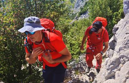 FOTO HGSS sa Sv. Ilije spašavao stranca koji se izgubio: 'Bio je iscrpljen, na suncu je preko 40'
