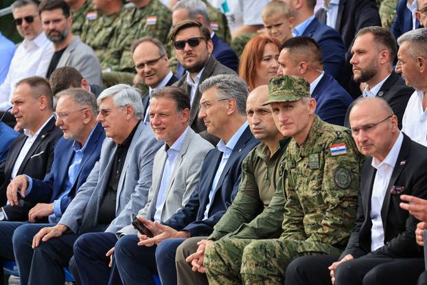 Zagreb: Dan državnosti obilježen pokaznim vježbama Hrvatske vojske i policije te prigodnim letačkim programom na kojem je sudjelovao Predsjednik Vlade Andrej Plenković i članovi Vlade