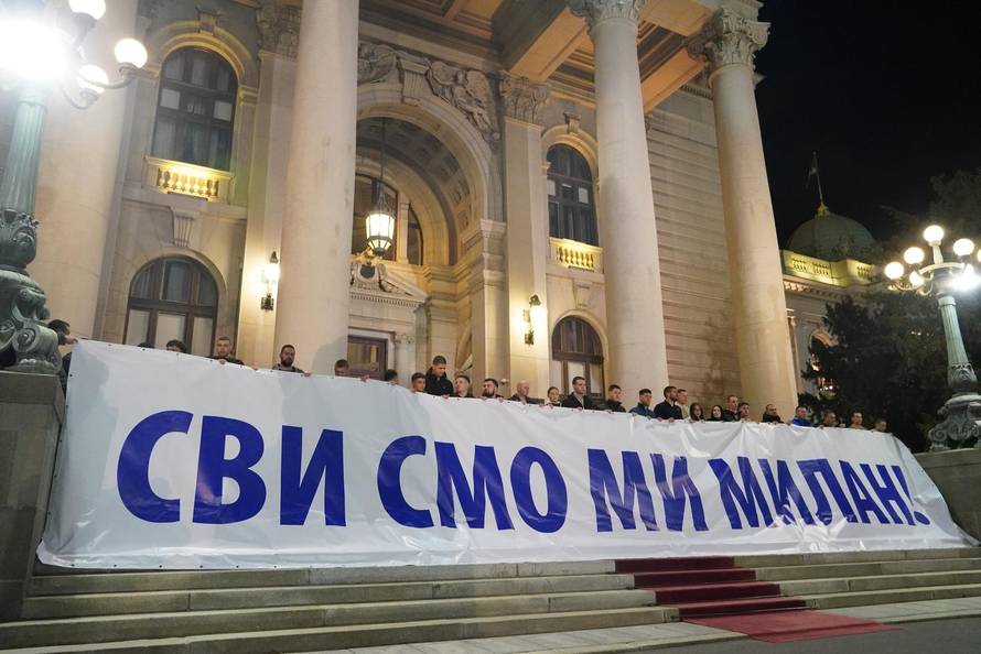 Beograd: Vučić došao ispred Narodne skupštine i pružio podršku "junaku iz Ćacilenda"