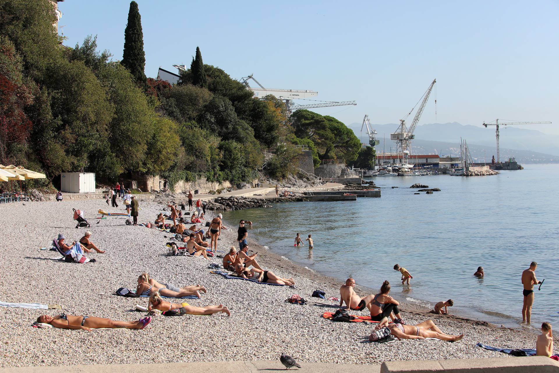 Rijeka: Gradska plaža na Kantridi puna je kupača