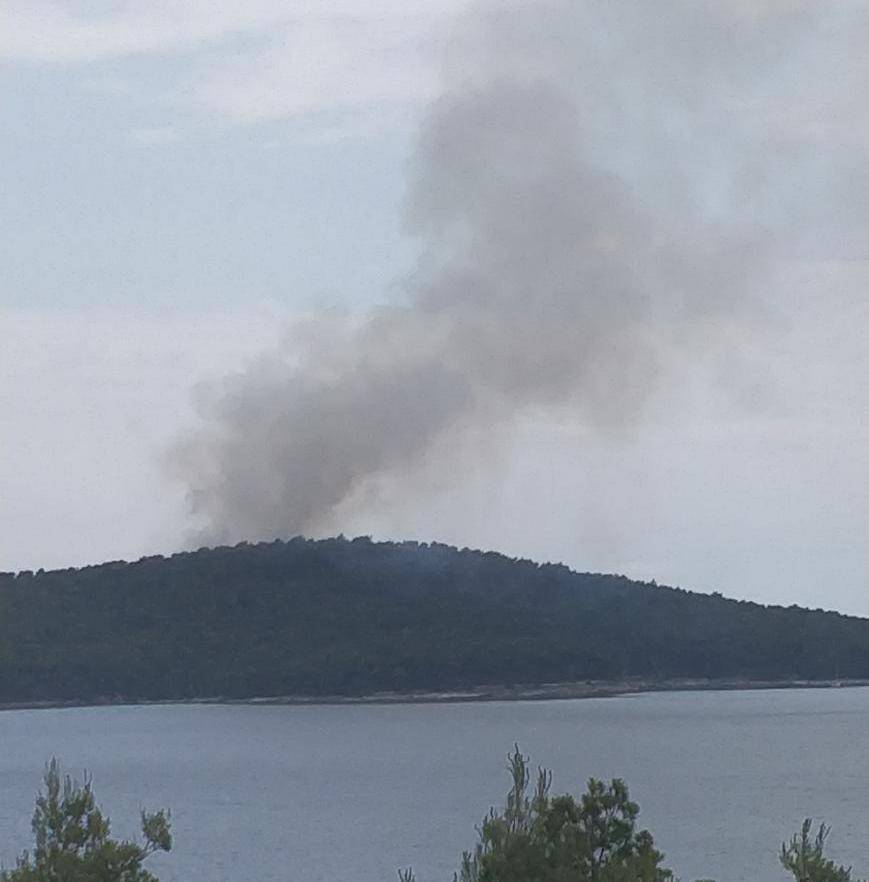 Gori borova šuma na otoku Braču, zračne snage na terenu