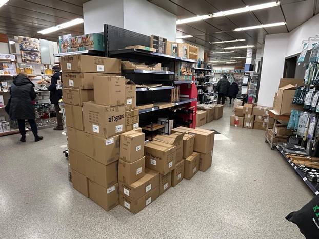 FOTO Velika rasprodaja zbog zatvaranja Name: 'Dućani su krcati, ovako nije niti za Božić'