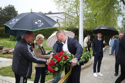 Zagreb: Polaganje vijenaca delegacije Dinama i AIK-a u povodu obilježavanja 10. godišnjice smrti Ivana Turine