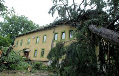 Oluja u Ozlju srušila krov na centru za rehabilitaciju
