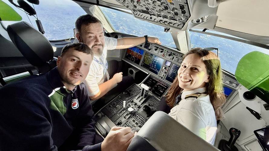 Deseci tisuća ljudi dočekali su srebrne! Trgom se orile pjesme, navijači zapalili desetak baklji