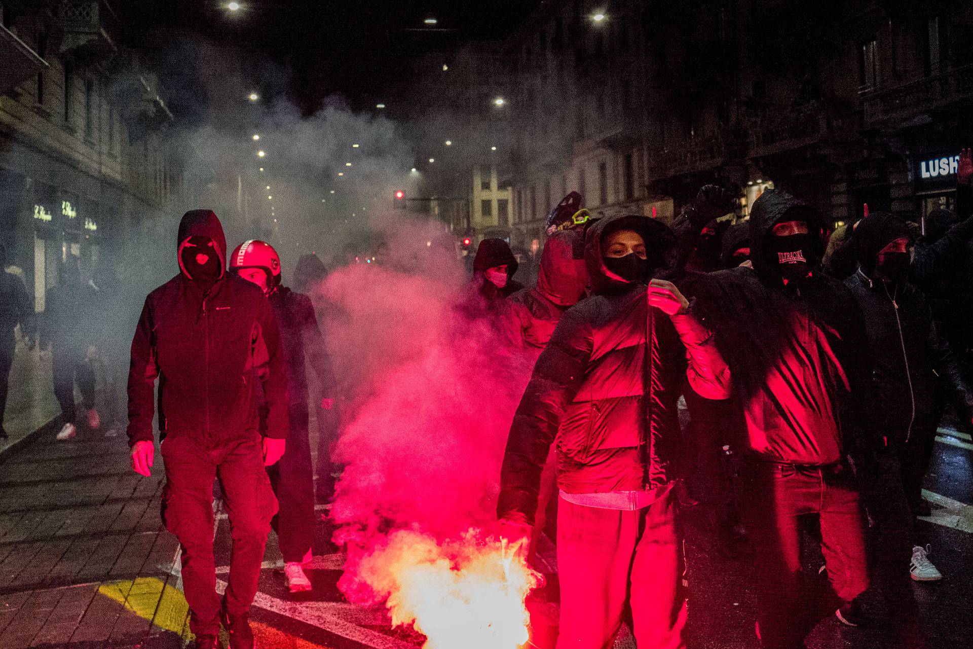 Milano. Manifestazione contro nuove norme COVID19 corso buenos aires palazzo della regione