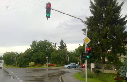Na semaforu je istovremeno bilo upaljeno zeleno i crveno