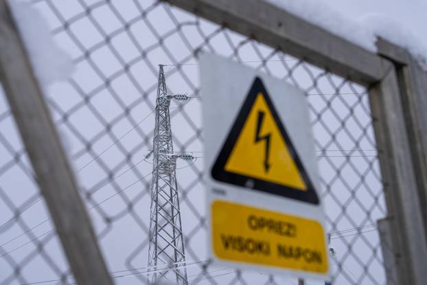 Otočac: Zbog mokrog snijega koji pada dio Like ostao bez struje