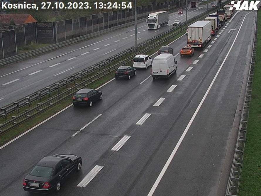 Kaos zbog nevremena: Kolona na obilaznici u Zagrebu 8 km, vjetar srušio stablo na autobus