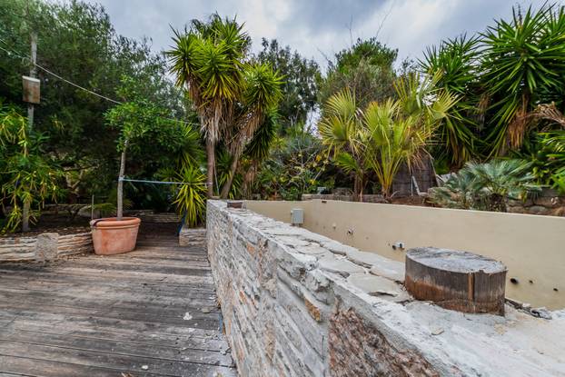 24sata: Palmižana: Reportaža o rušenju objekata Eduarda Tota Meneghella