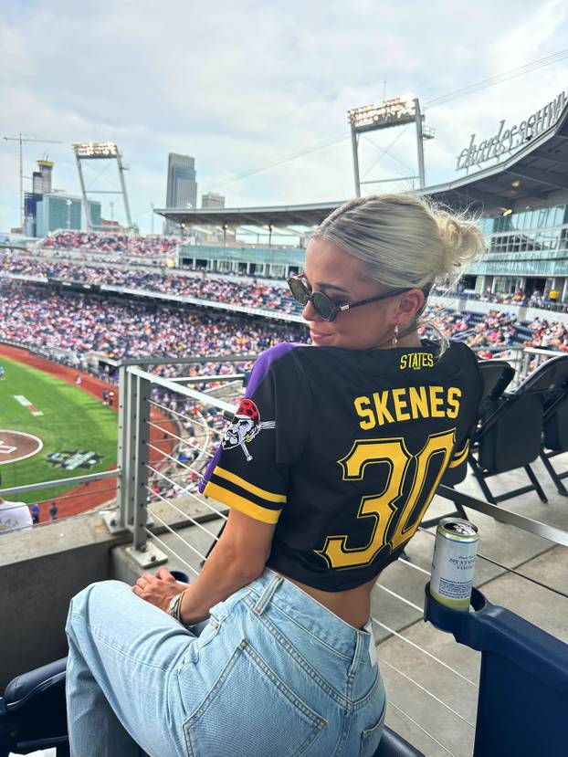 FOTO Američka gimnastičarka gola u kadi na centru igrališta! Što je pričala, manje je bitno...