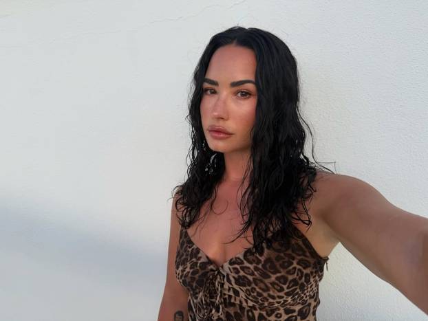 FOTO Demi Lovato za rođendan pozirala u tangicama! Pijesak nije uspio prekriti bujnu guzu