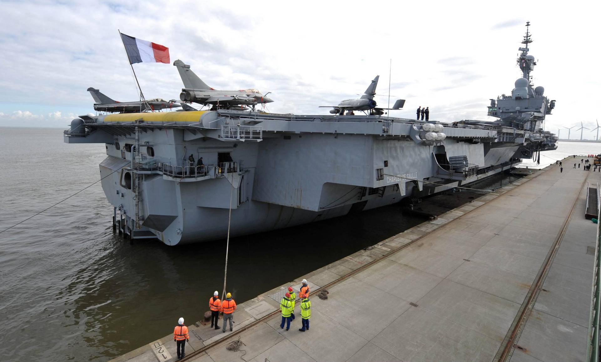 Cuxhaven: Nosa? aviona Charles de Gaulle pristao u luku Cuxhaven