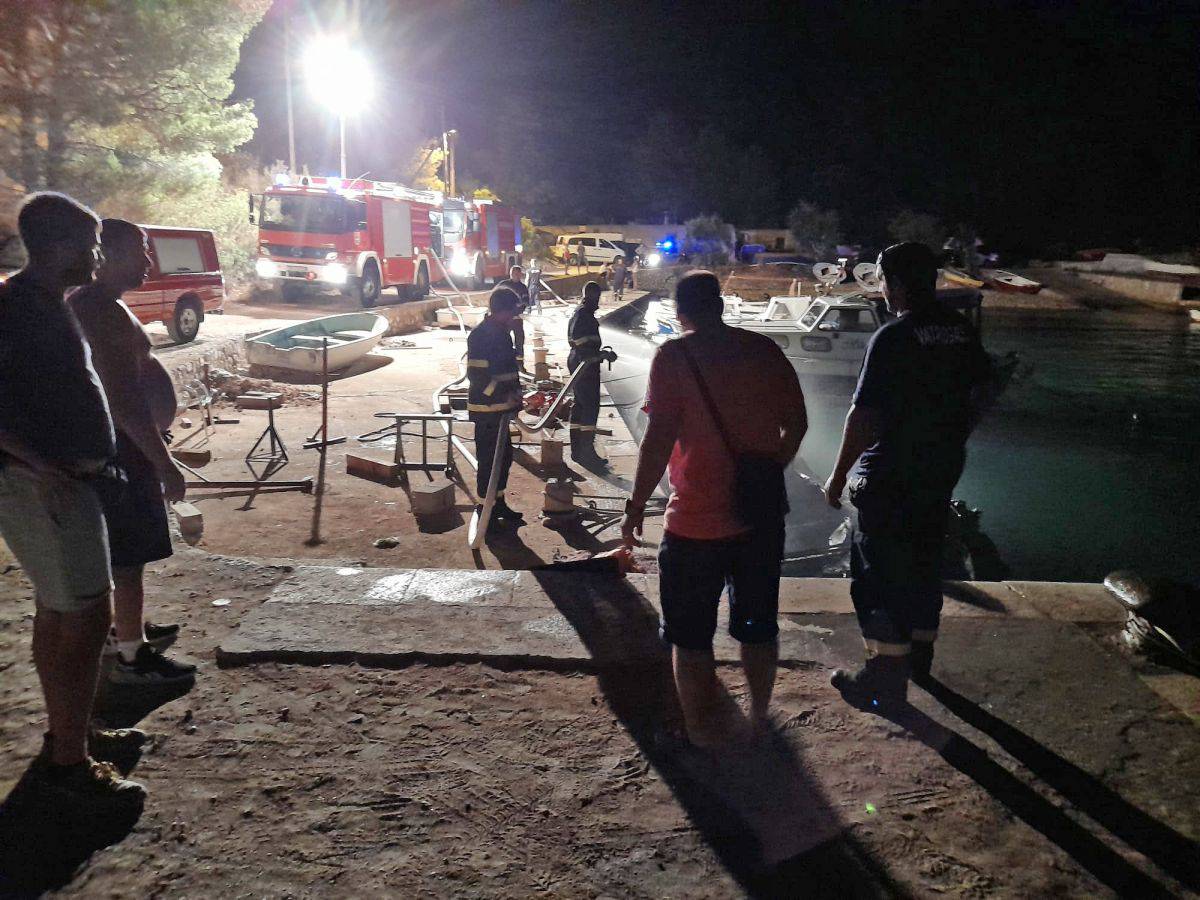 Gumenjak na Hvaru nestao u plamenu, vlasnik broda hitno prebačen u Split zbog opeklina