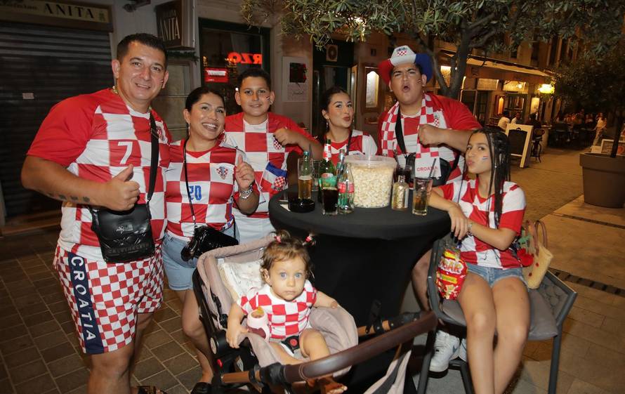 Rijeka: Navijači gledaju utakmicu Hrvatska-Engleska