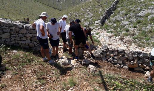 Vatrogasci počistili križeve stradalih kolega s Kornata