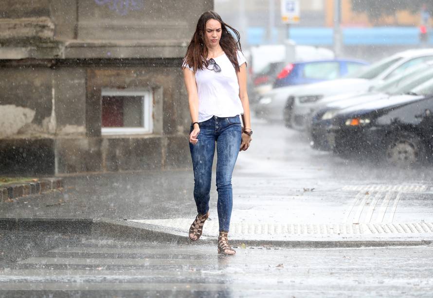 Zagrepčane iznenadio pljusak, tuča i grmljavina poharali Pulu