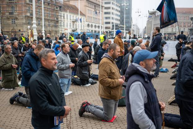 Muška molitva krunice svake prve subote u mjesecu na glavnom zagrebačkom trgu
