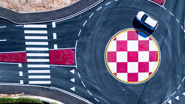 Kružni tok u Donjoj Blatnici kod Čitluka krasi šahovnica