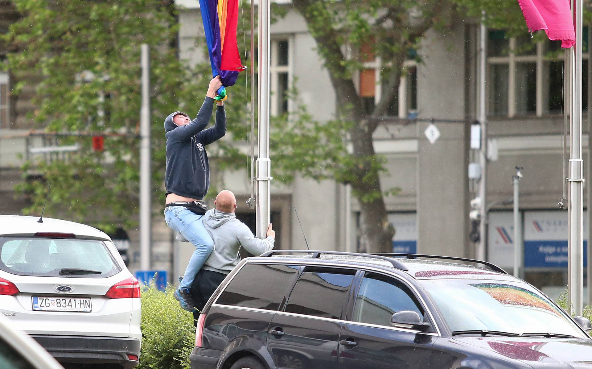 Nepoznati muškarci pokušali skinuti zastavu duginih boja