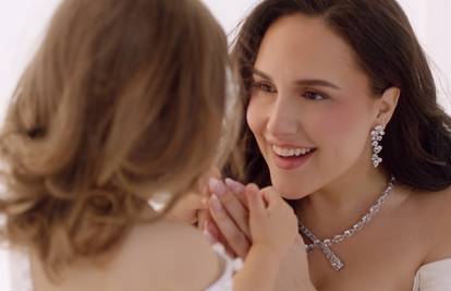 Lana Jurčević objavila je novu pjesmu, po prvi put pokazala i kćer u spotu: 'Ti si moje čudo!'