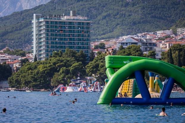 Makarska:  Gužva na glavnoj plaži u Makarskoj