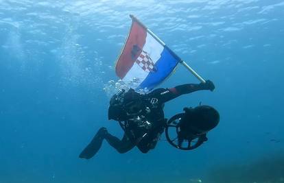 Snimka od koje ćete se naježiti: Zaronio s hrvatskom zastavom u čast poginulim braniteljima