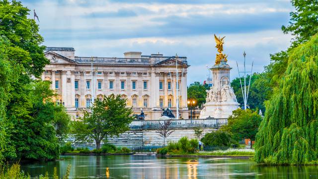 Buckingham,Palace,Seen,From,St.,James,Park,In,London