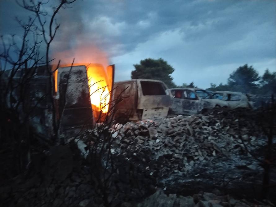 VATROGASCI NA NOGAMA Požar na Čiovu ponovno se aktivirao