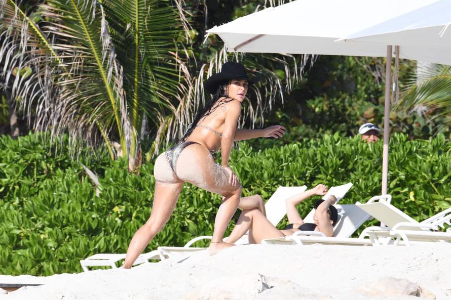 *PREMIUM-EXCLUSIVE* Kim Kardashian and Khloe Kardashian Sizzle In Bikinis in the Turks and Caicos Sand During Vacay Getaway!