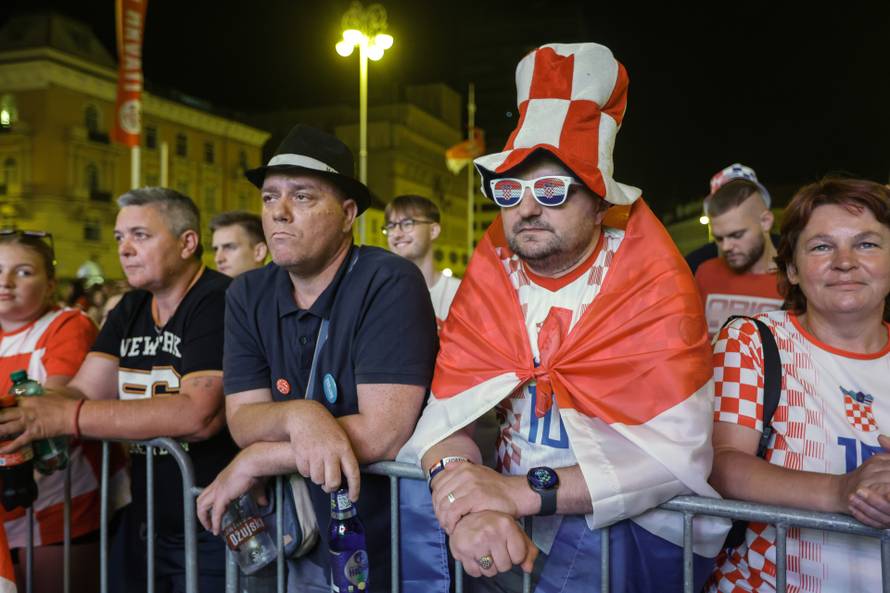 Zagreb: Navijači na na Trgu bana Jelačića prate utakmicu Hrvatska  - Portugal 