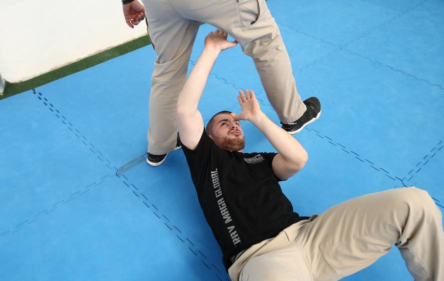 Naučite se spasiti od napada palicom, nožem i pištoljem!