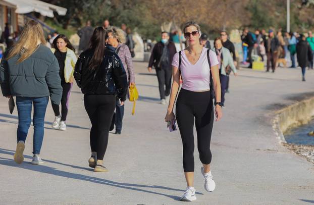 Split: Sunčan dan na Bačvicama 