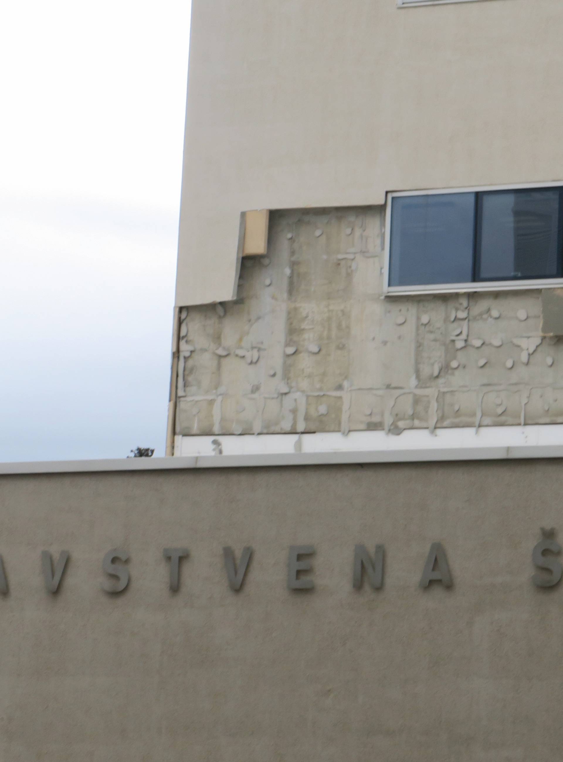 Pod naletima bure (opet) se raspala fasada škole u Splitu