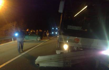 Autobus pun putnika kraj Kostrene udario u Punto