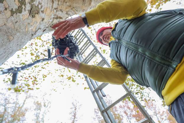 Zagreb: Zasvjetlile prve adventske lampice u parku Zrinjevac