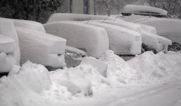 ARHIVA - Zagreb: Gra?ani zapo?eli dan ?iš?enjem automobila od snijega