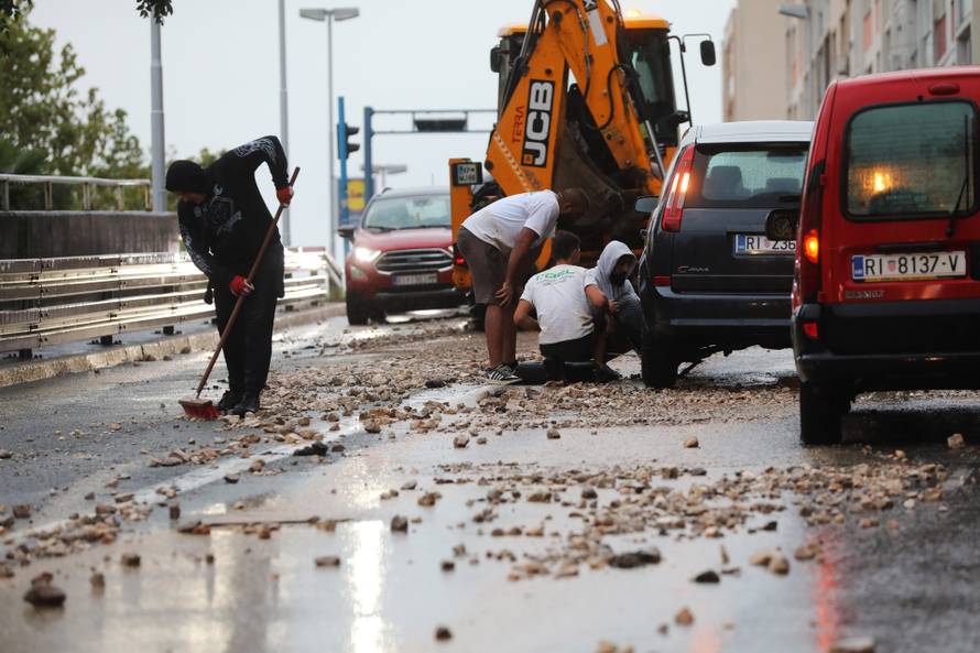 Rijeka: Zemja i kamenje na cesti u Vukovarskoj ulici