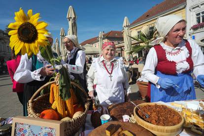 FOTO Samoborci i turisti uživali u delicijama kumica: U ponudi su bili čvarci, kruh, češnjovke...