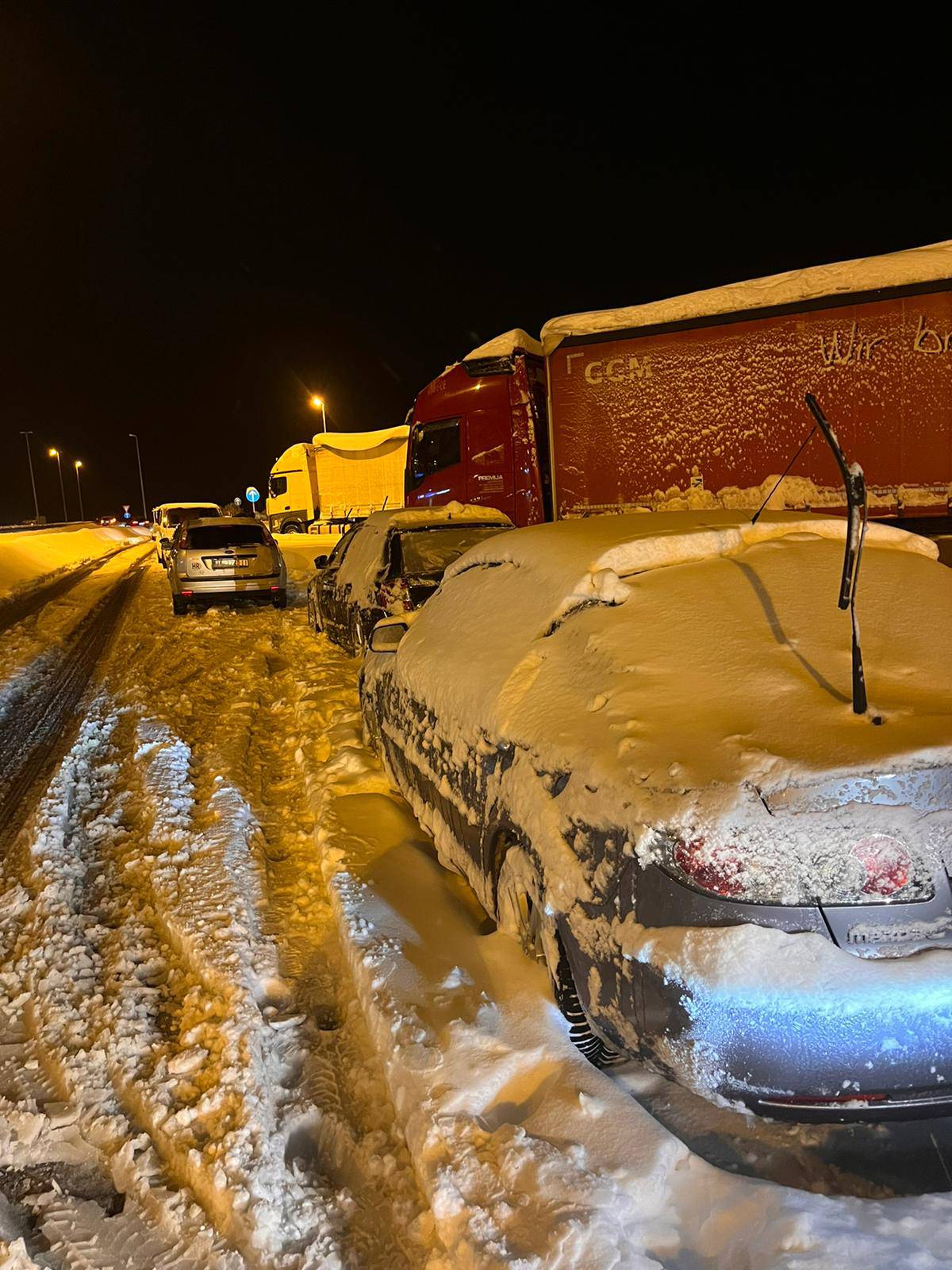 'Iz Zadra do Zagreba putovali smo 14 sati! Vidjeli smo cijele obitelji kako spavaju u autima'