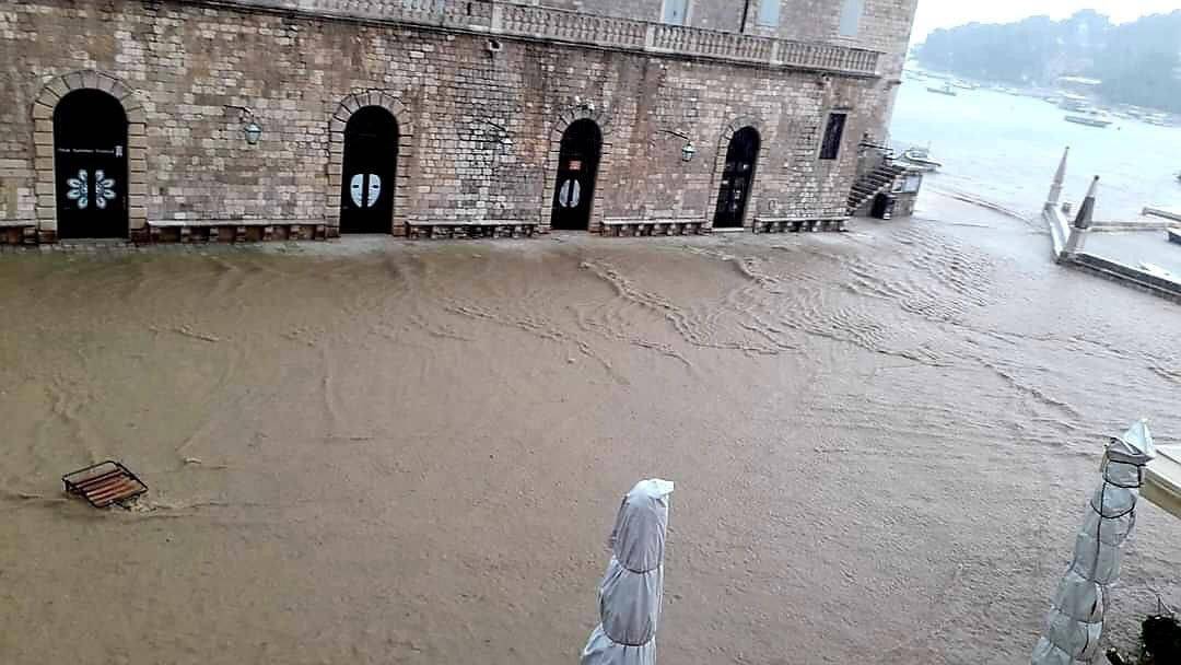 VIDEO Biblijski potop na Hvaru: 'Bujica se odjednom počela slijevati niz ulice i preko pjace'